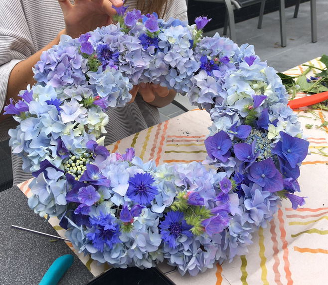 Blauwe bloemenkrans