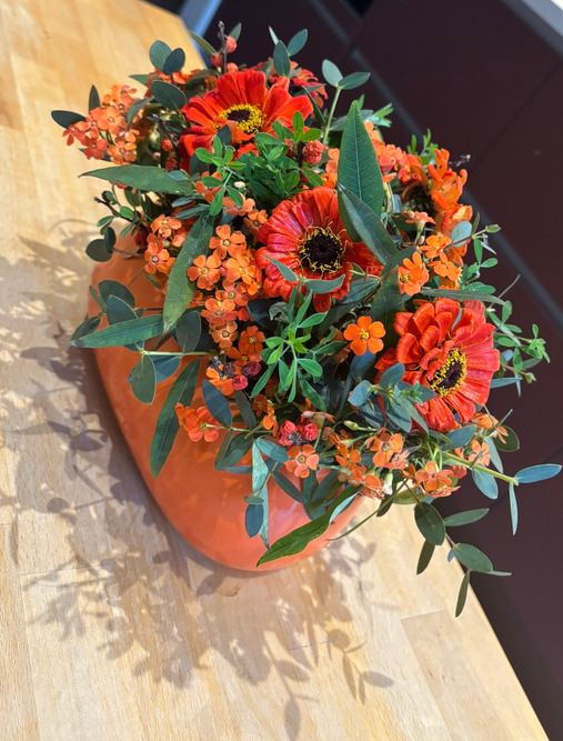 Oranje bloemstuk
