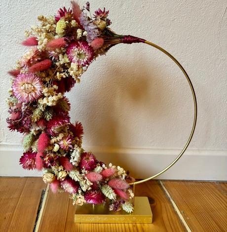 Ronde standaard met gedroogde bloemen in roze tinten